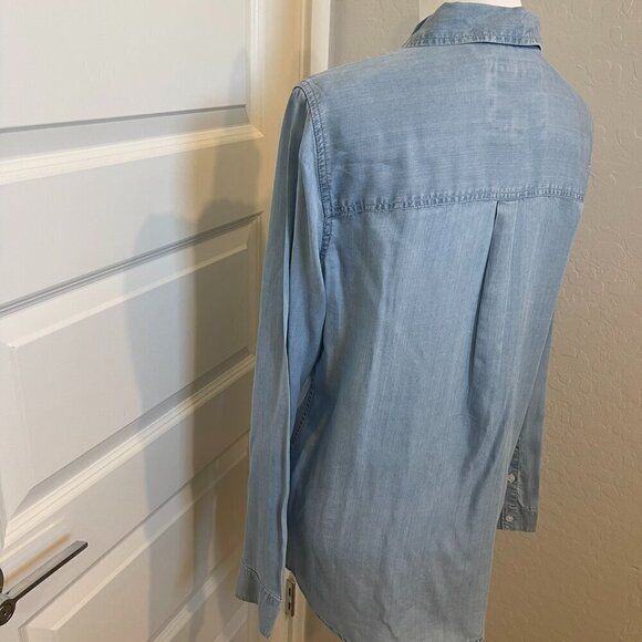SO Perfectly Soft Chambray Shirt in Blue - Size Medium - NWT (327) - Picture 10 of 10